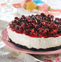 Холодный творожный торт с белым шоколадом и покрытием из лесных ягод